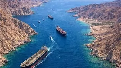 التلفزيون الإيراني يعلن تعرض سفينة لحادث خلال عبورها بمضيق هرمز