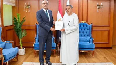 محافظ كفرالشيخ يسلم 28 عقد تقنين للمستفيدين من أراضي الدولة