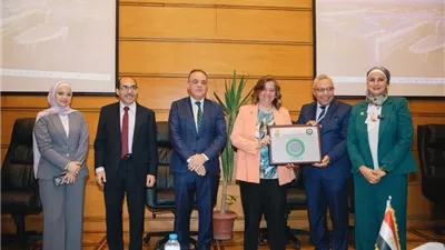 مي عبد الحميد تتسلم شهادة تقييم تنفيذ وحدات الإسكان الأخضر