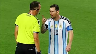 حكم مباراة الأرجنتين وسويسرا يكشف تفاصيل جداله مع ميسي