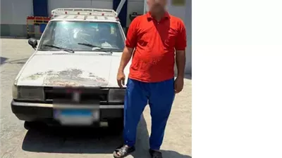 ضبط سائق سمح بركوب أشخاص أعلى سيارته أثناء السير بالقاهرة