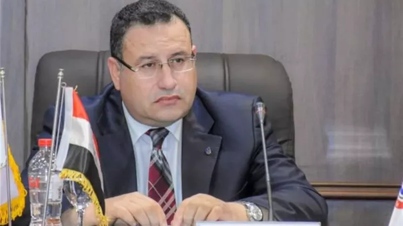 الدكتور عبد العزيز