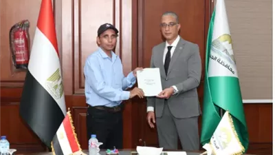 محافظ الجيزة يسلم 23 عقدًا لتقنين أراضي أملاك الدولة