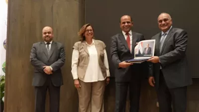 أى مؤسسات قوية ترتكز على استثمار قوى فى الموارد البشرية
