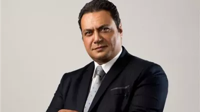مراد مكرم يروج لأحدث أعماله الفنية 