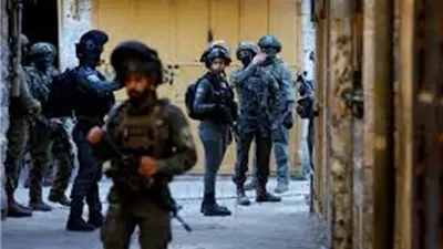اعتقال 11 عاملًا وإصابة 3 شبان في الضفة الغربية