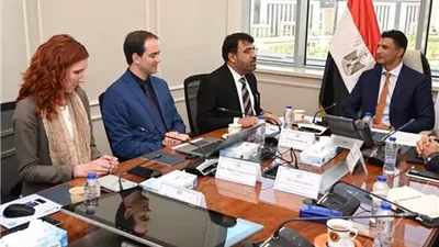 وزير الصناعة يبحث إقامة مصنع للحراريات في مصر