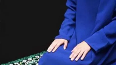 المفتي يُجيب..هل يُكره صلاة المرأة بالنقاب؟