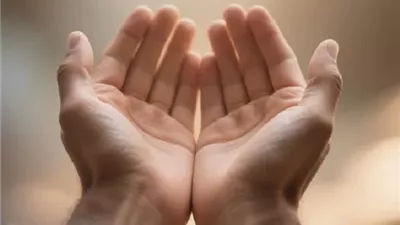 هل تأخر إجابة الدعاء علامة على غضب الله؟.. أمين الفتوى يجيب