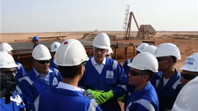 وزير البترول ومحافظ أسوان يتفقدان استئناف الحفر بحقل البركة
