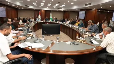 محافظ الجيزة يبحث مع مراكز العياط والواحات مستجدات ملف تقنين أراض