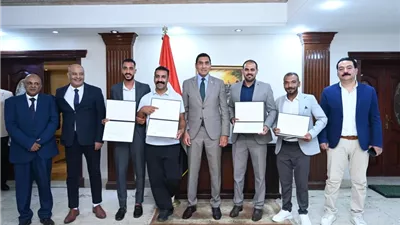 وزير الشباب يُكرّم فريق المنقذين والعاملين بحمام السباحة الأولمبي بمركز التنمية الشبابية والرياضية بالجزيرة «1»