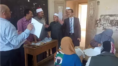 الوكيل الثقافي لمنطقة المنيا الأزهرية يتابع تصحيح الدور الثاني