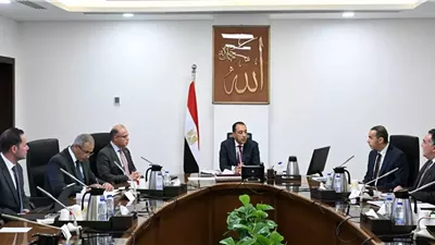 رئيس الوزراء يستعرض مقترحات تطوير أداء البورصة المصرية