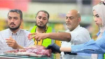 ضبط 200 كيلو لحوم ودواجن فاسدة داخل هايبر ببنها.. وإحالتها للنياب
