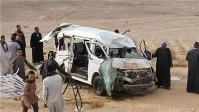 مصرع 4 سيدات وإصابة 15 آخرين فى إنقلاب ميكروباص على صحراوى المنيا