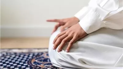 هل تَبطُل الصلاة بقراءة التشهد الأوسط كاملًا؟