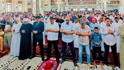 محافظ البحر الأحمر ووكيل الأوقاف يؤديان صلاة الجمعة بالغردقة