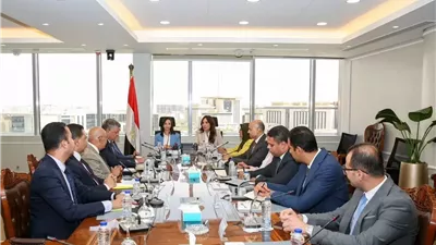وزيرة الإسكان ومحافظ البحيرة يستعرضان موقف مشروعات مياه الشرب والصرف