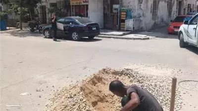 إصلاح هبوطين أرضيين في شوارع الإسماعيلية..صور