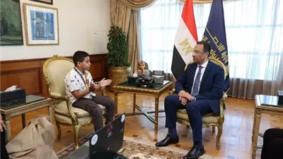 وزير الاتصالات يكرم طفلًا لتميزه العالمي في البرمجة والروبوتات