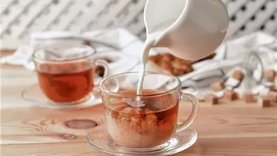 هل الحليب يقلل فوائد الشاي؟ .. إليك ما تقوله الدراسات