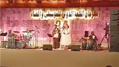 شريف منير يُشعل مسرح المحكى على إيقاع الدرامز