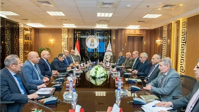 وزير الدولة للإنتاج الحربي يبحث تعزيز الاستثمارات مع رئيس الهيئة الاقتصادية لقناة السويس