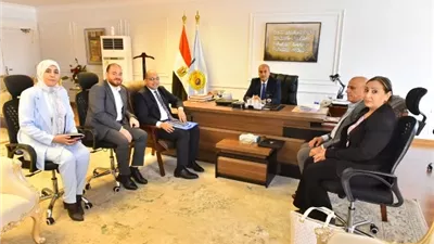 محافظ أسيوط يبحث مع وفد هيئة كوبتك أورفانز تعزيز التعاون
