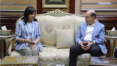 محافظ المنيا يستقبل نبيلة مكرم ويتفقدان قافلة التحالف الوطني