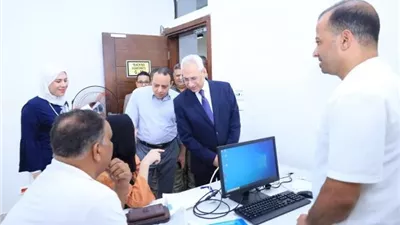 رئيس جامعة المنيا الأهلية يتابع استلام أوراق المقبولين