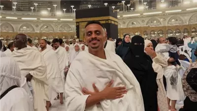 كزبرة يؤدي مناسك العمرة