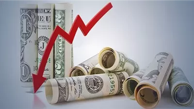 الدولار يقترب من أدنى مستوياته في عدة أشهر وسط اضطرابات بالأسواق