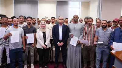 وزير العمل يسلم عقود عمالة زراعية للعمل بالأردن براتب 409 دولارات