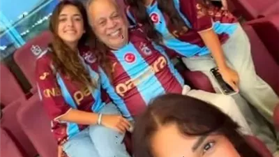أسرة أشرف زكي وروجينا تساند محمد صلاح من مدرجات ملعب طرابزون