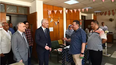 د. أحمد عبدالمولى يتفقد عددًا من الإدارات المركزية بجامعة أسيوط