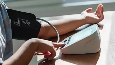 من التوتر إلى قلة النوم .. 5 عادات ترفع ضغط الدم