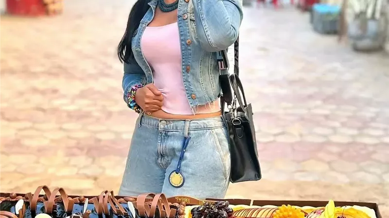 الفنانة مروة الأزلى