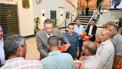 محافظ جنوب سيناء يلتقي عمال النظافة ويشيد بدورهم