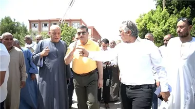 محافظ قنا يتفقد قرية