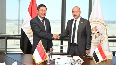 وزير الاستثمار يبحث مع سفير سنغافورة تعزيز التعاون الاستثماري