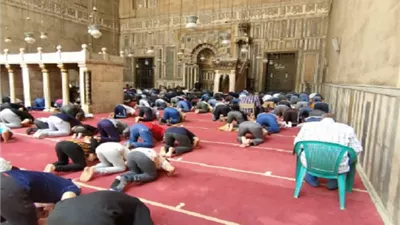 الإفتاء: تأخير الصلاة لانتظار الجماعة أَوْلَى من أدائها منفردًا ف