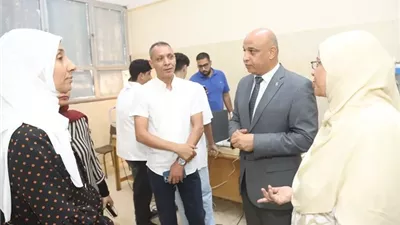 نائب رئيس جامعة قنا يتفقد أعمال الكشف الطبي للطلاب الجدد