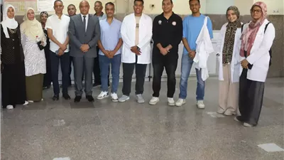نائب رئيس جامعة قنا يتفقد أعمال الكشف الطبي للطلاب الجدد