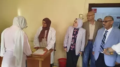نائب رئيس جامعة بنها تتفقد الكشف الطبي للطلاب الجدد بالتجارة والاَداب