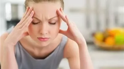 الصداع في الصيف.. هل قلة شرب الماء هي السبب؟