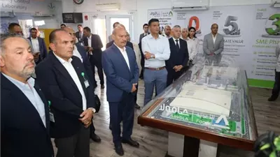 وزير الصناعة ومحافظ السويس يتفقدان مصانع السخنة