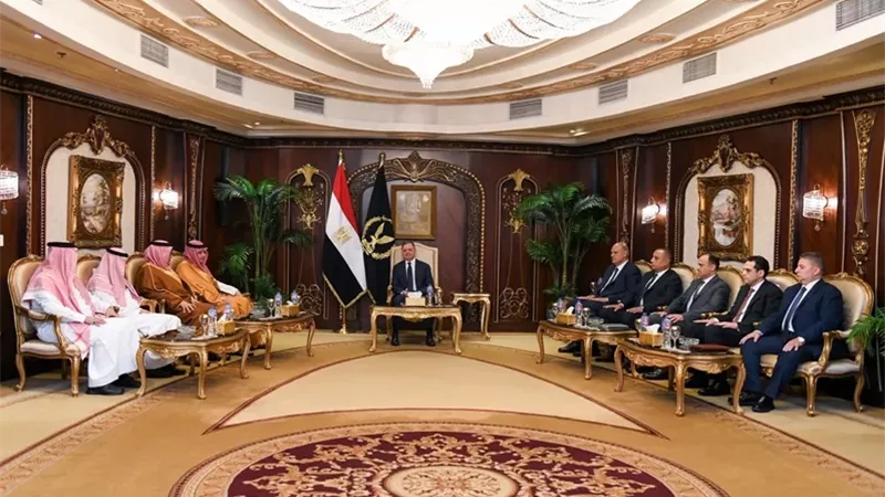وزير الداخلية يستقبل
