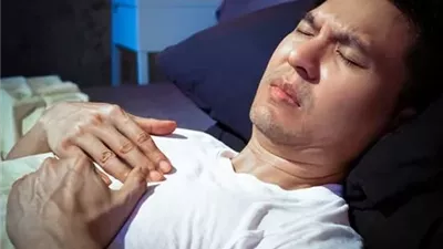 لماذا تزداد حرقة المعدة في الليل؟ .. أسباب وحلول فعالة