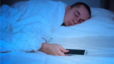 النوم بجوار الهاتف .. ما حقيقة المخاطر التي يحذر منها الخبراء؟